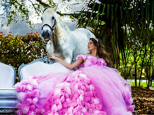 Bella Quinceanera en Villa Blanca con caballo