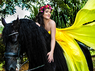 Beautifull Quinceanera in Villa Blanca with a black horse